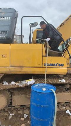 洛南一工地挖掘機加“黑油”后故障頻發，市監局介入調查維修難題